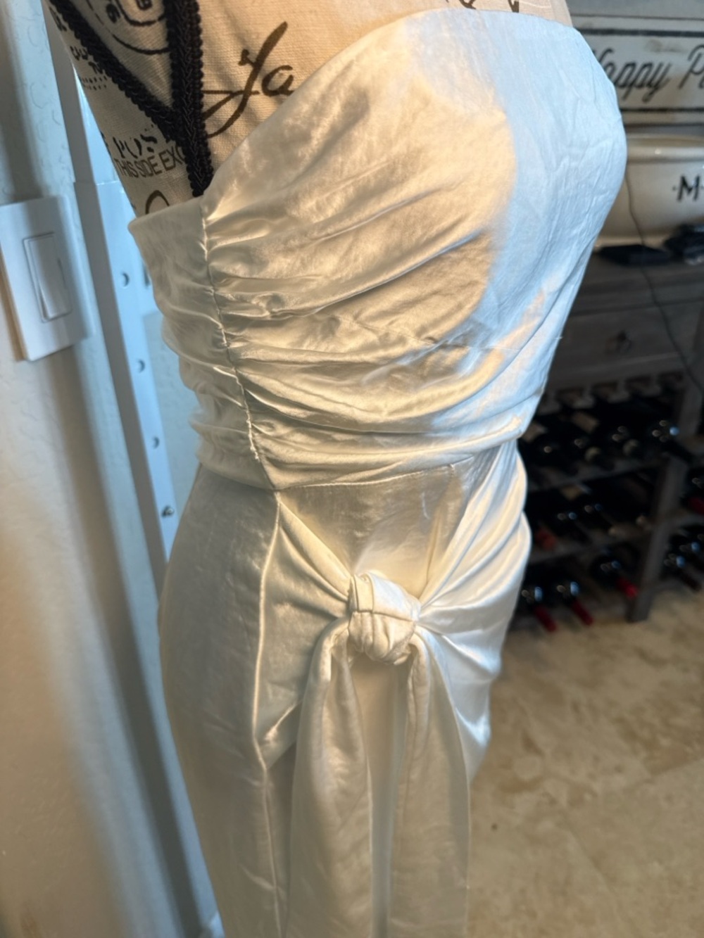 ⸻
SELFIE LESLIE White Satin Strapless Maxi Dress NWT Size Medium Elegant Slit - Picture 3 of 6